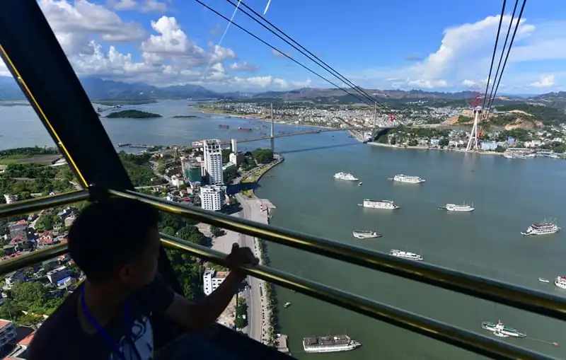 wanderlust-tips-khanh-thanh-cap-treo-2-tang-ngam-toan-canh-ha-long-8