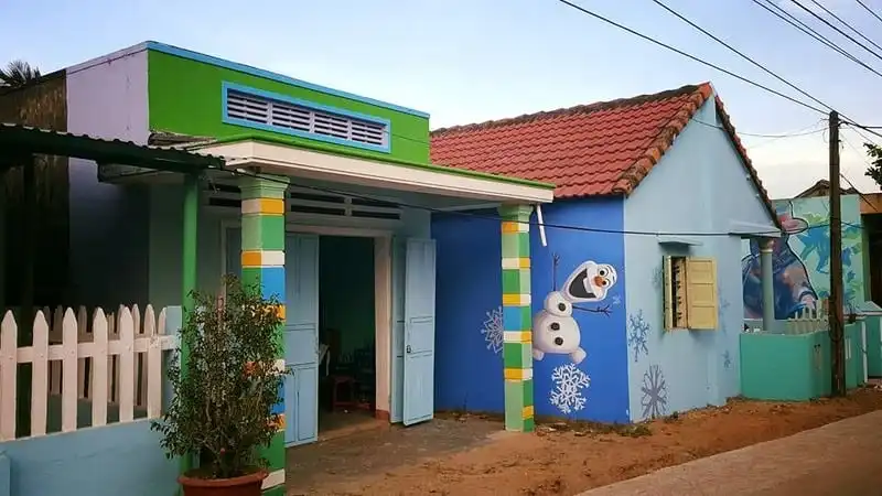 Ngỡ ngàng làng bích họa Tam Thanh: Làng tranh ven biển đầu tiên ở Việt Nam 8 wanderlust-tips-ngo-ngang-lang-bich-hoa-tam-thanh-lang-tranh-ven-bien-o-viet-nam-3