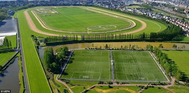 wanderlust-tips-noi-nghi-sang-trong-cua-24-doi-bong-tham-du-euro-11