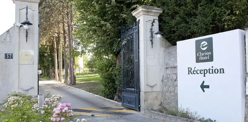 wanderlust-tips-noi-nghi-sang-trong-cua-24-doi-bong-tham-du-euro-12