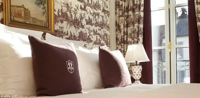 wanderlust-tips-noi-nghi-sang-trong-cua-24-doi-bong-tham-du-euro-16