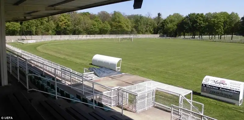 wanderlust-tips-noi-nghi-sang-trong-cua-24-doi-bong-tham-du-euro-17