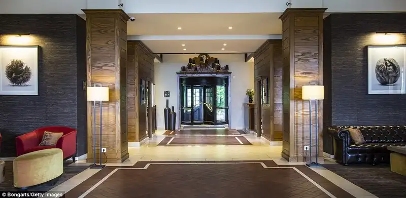 wanderlust-tips-noi-nghi-sang-trong-cua-24-doi-bong-tham-du-euro-22