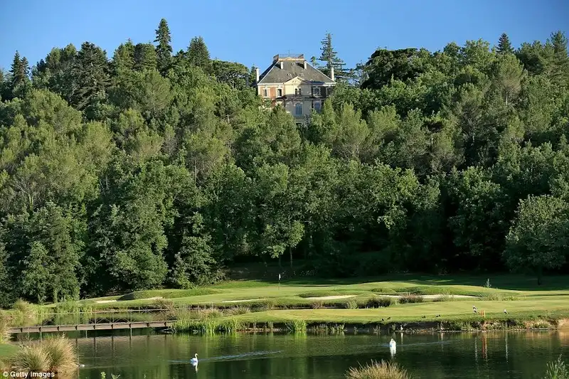 wanderlust-tips-noi-nghi-sang-trong-cua-24-doi-bong-tham-du-euro-24