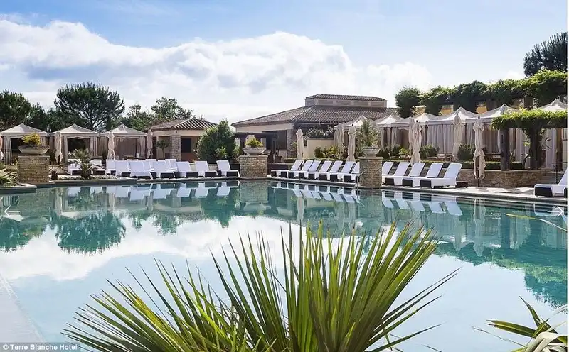 wanderlust-tips-noi-nghi-sang-trong-cua-24-doi-bong-tham-du-euro-25