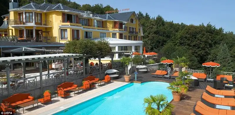 wanderlust-tips-noi-nghi-sang-trong-cua-24-doi-bong-tham-du-euro-26