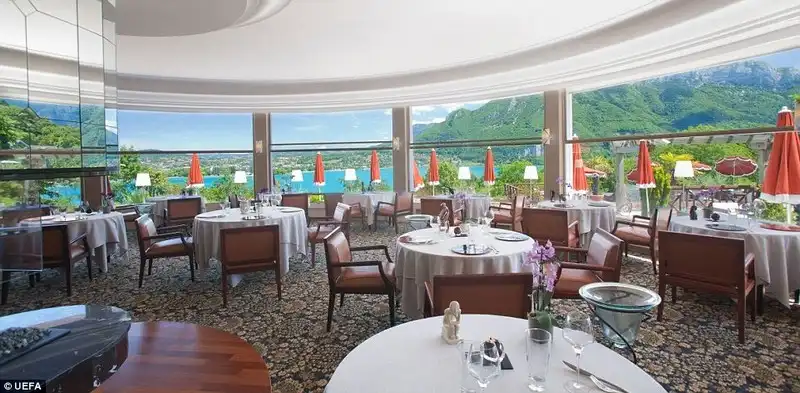 wanderlust-tips-noi-nghi-sang-trong-cua-24-doi-bong-tham-du-euro-27