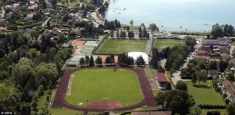 wanderlust-tips-noi-nghi-sang-trong-cua-24-doi-bong-tham-du-euro-28