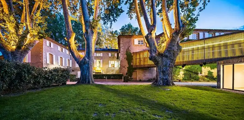 wanderlust-tips-noi-nghi-sang-trong-cua-24-doi-bong-tham-du-euro-3