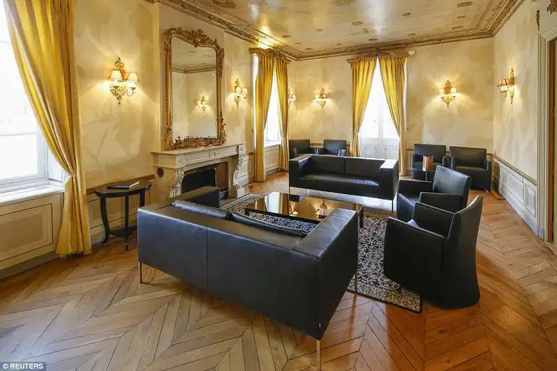 wanderlust-tips-noi-nghi-sang-trong-cua-24-doi-bong-tham-du-euro-33