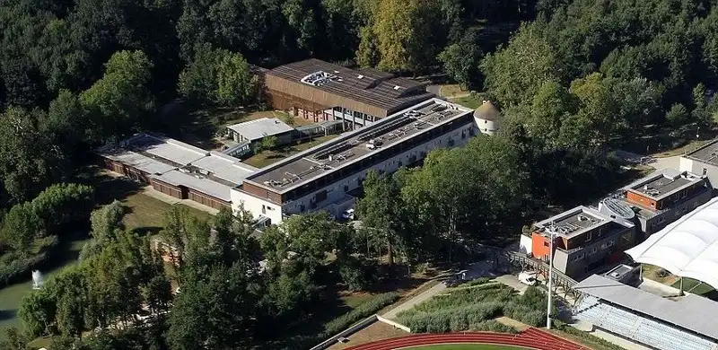 wanderlust-tips-noi-nghi-sang-trong-cua-24-doi-bong-tham-du-euro-38