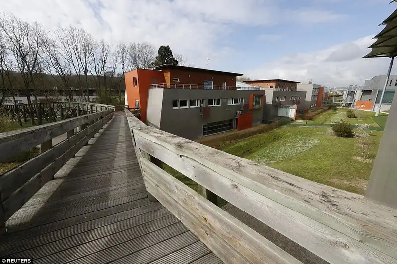 wanderlust-tips-noi-nghi-sang-trong-cua-24-doi-bong-tham-du-euro-39