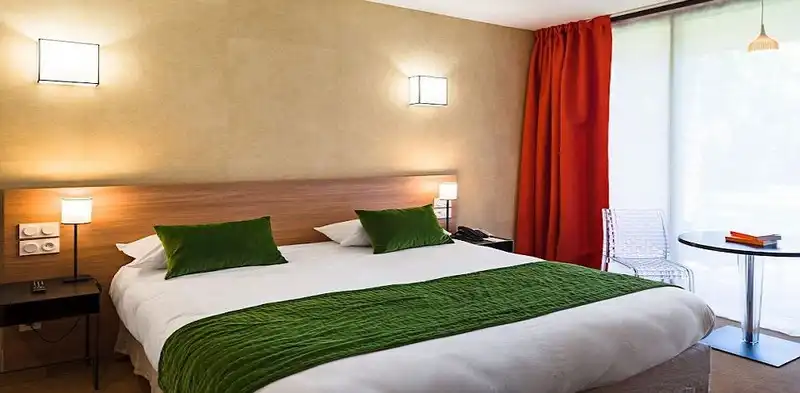 wanderlust-tips-noi-nghi-sang-trong-cua-24-doi-bong-tham-du-euro-4