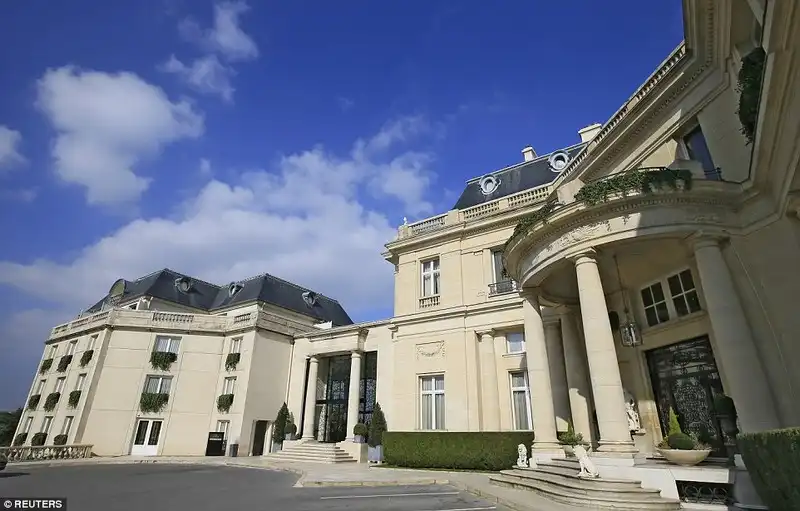 wanderlust-tips-noi-nghi-sang-trong-cua-24-doi-bong-tham-du-euro-43