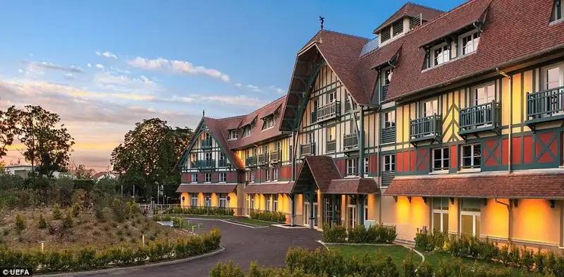 wanderlust-tips-noi-nghi-sang-trong-cua-24-doi-bong-tham-du-euro-45