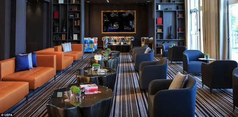 wanderlust-tips-noi-nghi-sang-trong-cua-24-doi-bong-tham-du-euro-46