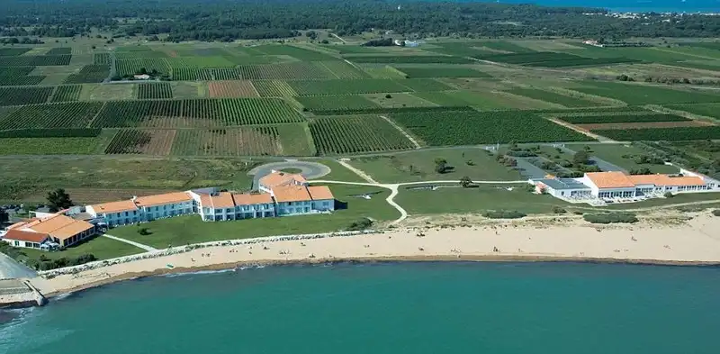 wanderlust-tips-noi-nghi-sang-trong-cua-24-doi-bong-tham-du-euro-52