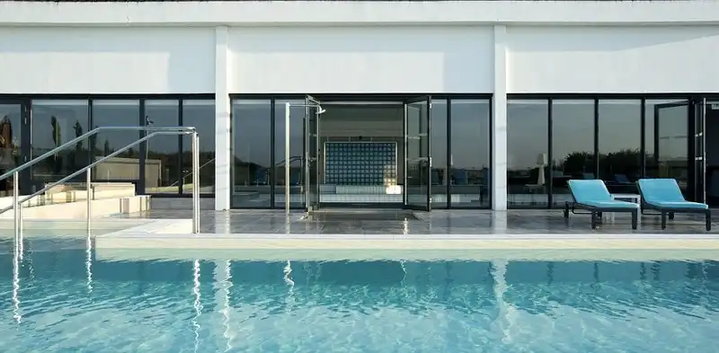 wanderlust-tips-noi-nghi-sang-trong-cua-24-doi-bong-tham-du-euro-53