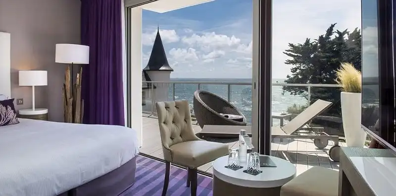 wanderlust-tips-noi-nghi-sang-trong-cua-24-doi-bong-tham-du-euro-56