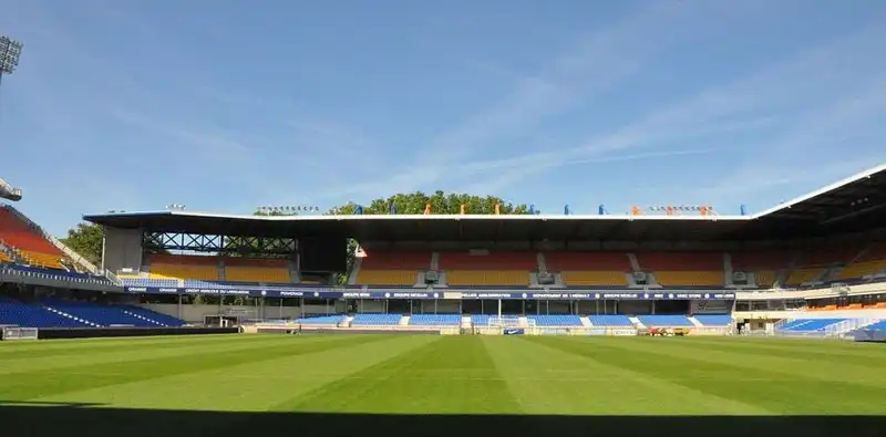 wanderlust-tips-noi-nghi-sang-trong-cua-24-doi-bong-tham-du-euro-60