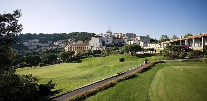 wanderlust-tips-noi-nghi-sang-trong-cua-24-doi-bong-tham-du-euro-61