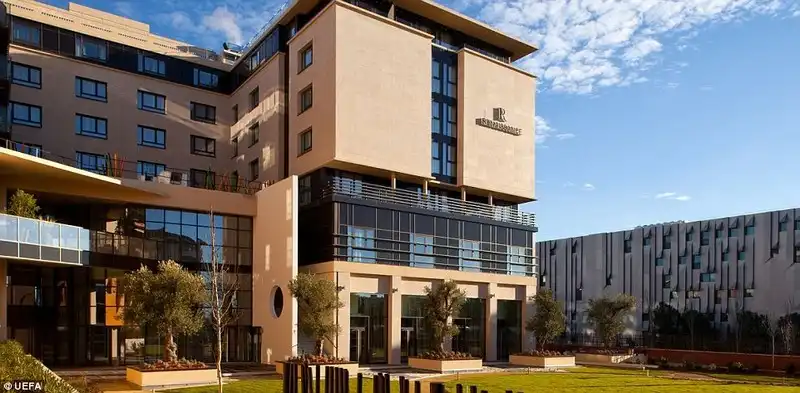 wanderlust-tips-noi-nghi-sang-trong-cua-24-doi-bong-tham-du-euro-64