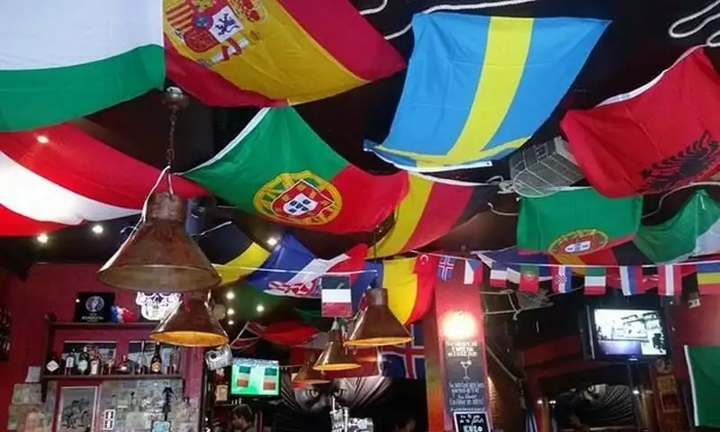 wanderlust-tips-sau-san-van-dong-nhung-quan-bar-o-paris-cung-vo-cung-tuyet-voi-de-xem-euro-1