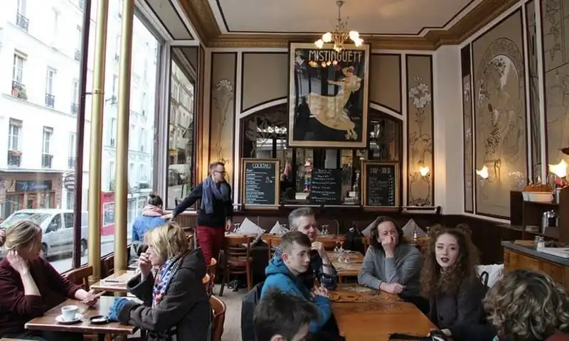 wanderlust-tips-sau-san-van-dong-nhung-quan-bar-o-paris-cung-vo-cung-tuyet-voi-de-xem-euro-10