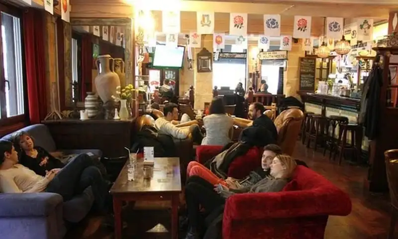 wanderlust-tips-sau-san-van-dong-nhung-quan-bar-o-paris-cung-vo-cung-tuyet-voi-de-xem-euro-11