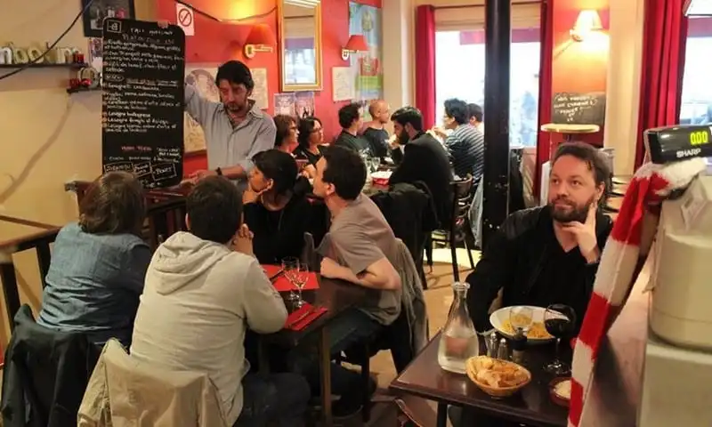 wanderlust-tips-sau-san-van-dong-nhung-quan-bar-o-paris-cung-vo-cung-tuyet-voi-de-xem-euro-6