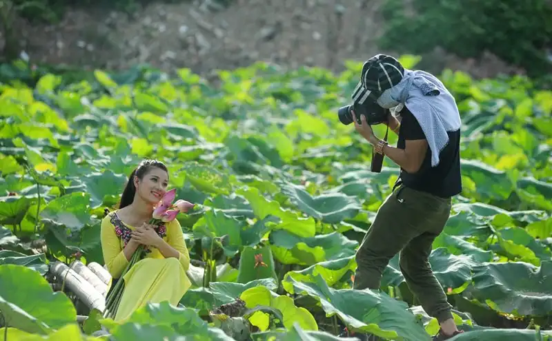 wanderlust-tips-sen-mat-mua-gioi-tre-van-doi-nang-chup-anh-tao-dang-cung-sen-15