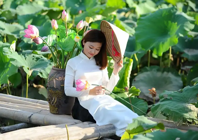 wanderlust-tips-sen-mat-mua-gioi-tre-van-doi-nang-chup-anh-tao-dang-cung-sen-16