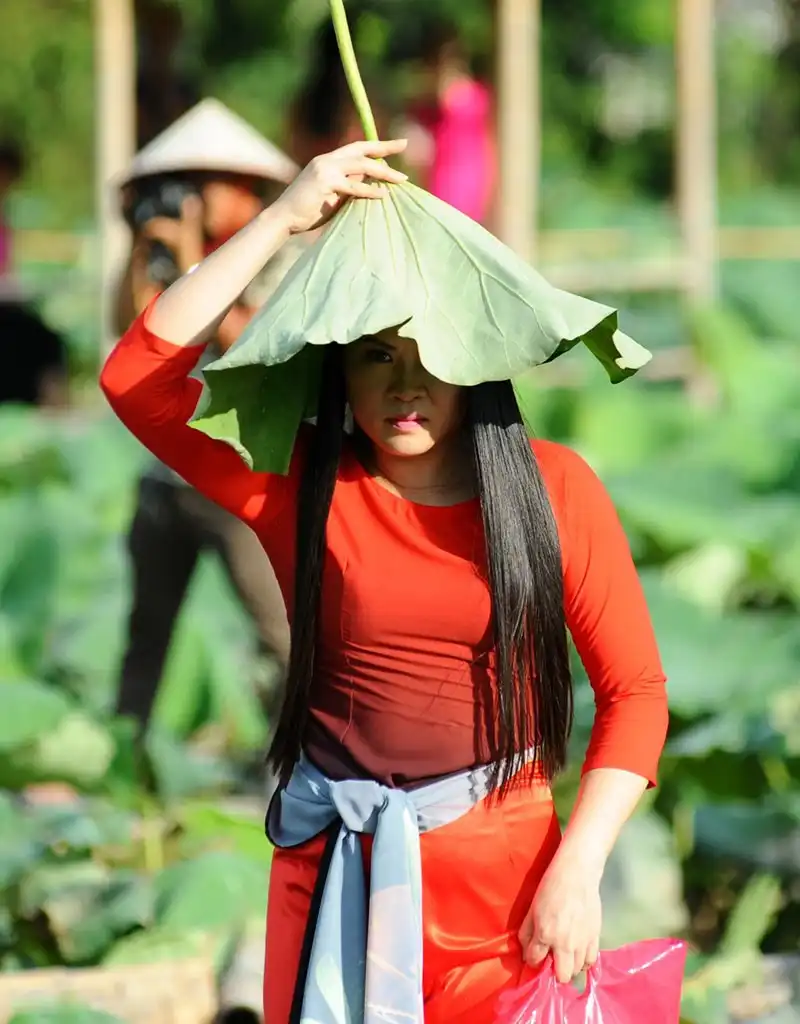 wanderlust-tips-sen-mat-mua-gioi-tre-van-doi-nang-chup-anh-tao-dang-cung-sen-18