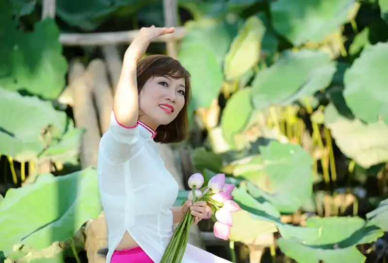 wanderlust-tips-sen-mat-mua-gioi-tre-van-doi-nang-chup-anh-tao-dang-cung-sen-20