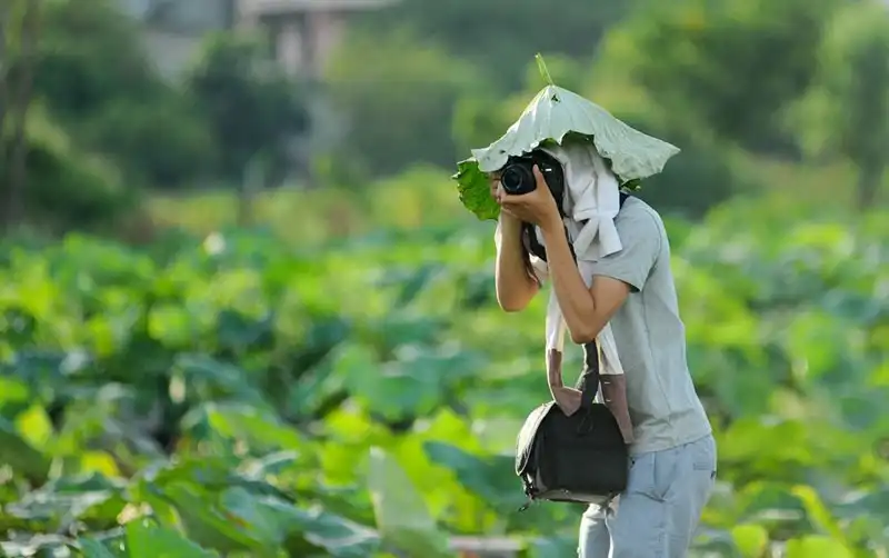 wanderlust-tips-sen-mat-mua-gioi-tre-van-doi-nang-chup-anh-tao-dang-cung-sen-21