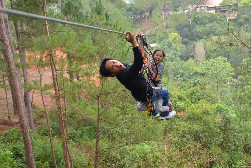 Thử làm Tarzan ở thác Datanla, Đà Lạt 6 Hu¥n luyÇn viên céu hÙ mÙt ng°Ýi ch¡i không thà i h¿t °ãc o¡n cáp treo nÑi hai bÝ thung ling. ¢nh: MAI VINH