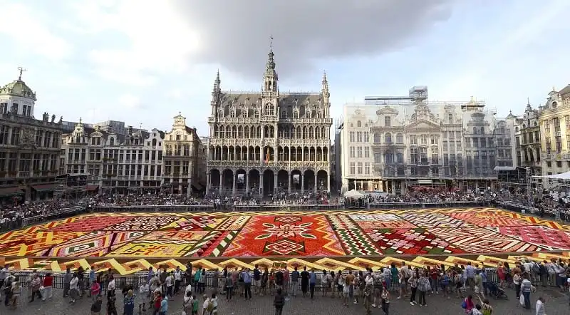 BRUXELLES, 15 août (Xinhua) -- Le Tapis de fleurs 2012 composé d'environ 600 000 bégonias et dahlias est installé sur la Grand-Place de Bruxelles en Belgique le 14 août 2012. Cette manifestation a lieu tous les deux ans (années paires). Fin