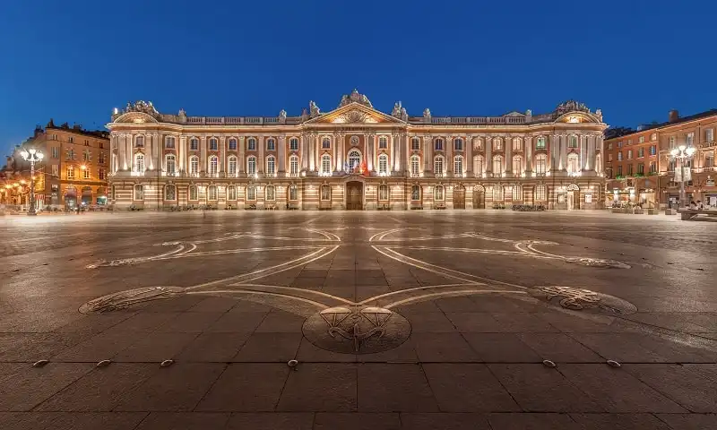 Khám phá 10 thành phố đăng cai Euro 2016 ở Pháp 14 Capitole of Toulouse, and the square of the same name with the Occitan cross designed by Raymond Moretti on the ground.