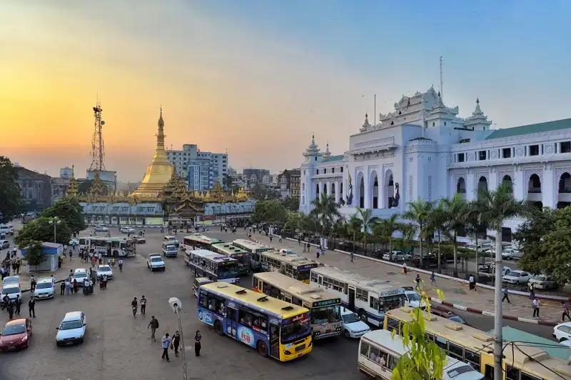 7 lý do nên đến Myanmar trong năm 2016 11 The streets of downtown Yangon overlooking City Hall and Sule Pagoda