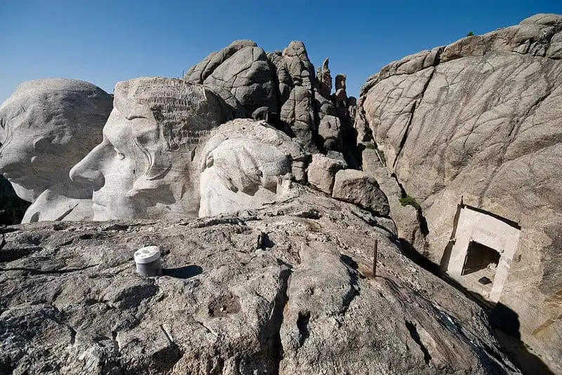 Bí ẩn căn phòng đằng sau tượng đá Lincoln trên núi Rushmore 5 wanderlust_tips_Can-phong-bi-mat-sau-tuong-Lincoln-tren-nui-Rushmore 1