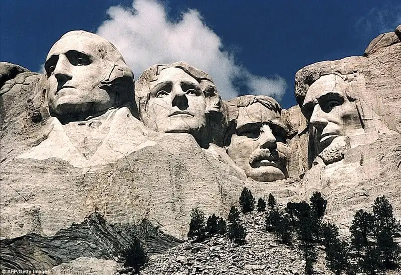 Bí ẩn căn phòng đằng sau tượng đá Lincoln trên núi Rushmore 8 wanderlust_tips_Can-phong-bi-mat-sau-tuong-Lincoln-tren-nui-Rushmore 4