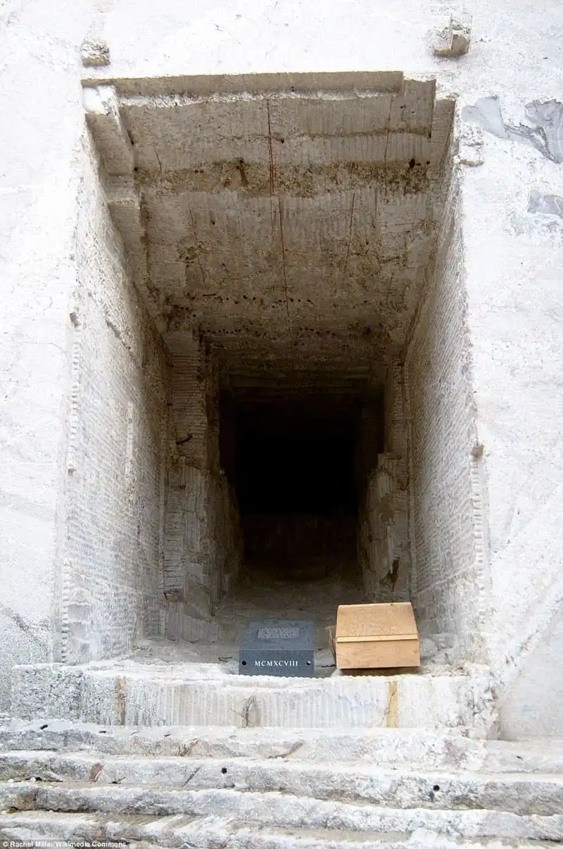 Bí ẩn căn phòng đằng sau tượng đá Lincoln trên núi Rushmore 12 wanderlust_tips_Can-phong-bi-mat-sau-tuong-Lincoln-tren-nui-Rushmore 8