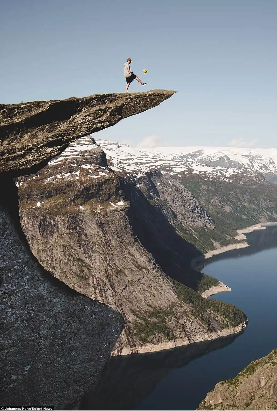 Đứng tim với màn tâng bóng trên đỉnh Trolltunga cao 1.200m 6 wanderlust_tips_Dung-tim-nhin-fan-bong-da-duc-tang-bong-tren-vach-nui-1