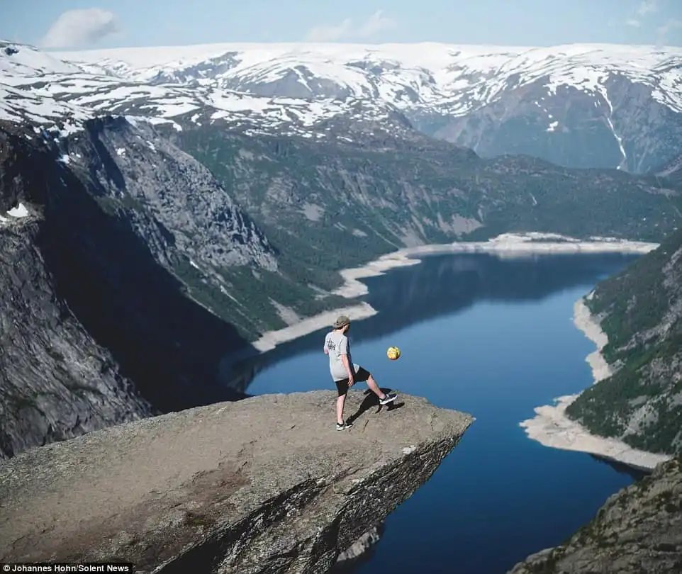 Đứng tim với màn tâng bóng trên đỉnh Trolltunga cao 1.200m 7 wanderlust_tips_Dung-tim-nhin-fan-bong-da-duc-tang-bong-tren-vach-nui-2