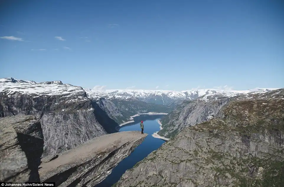 Đứng tim với màn tâng bóng trên đỉnh Trolltunga cao 1.200m 9 wanderlust_tips_Dung-tim-nhin-fan-bong-da-duc-tang-bong-tren-vach-nui-3