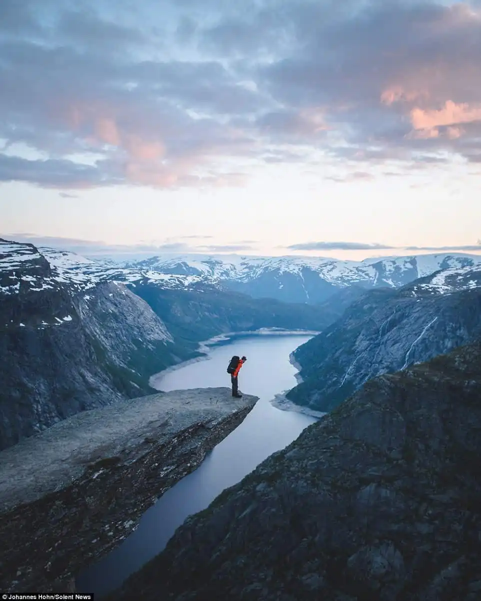 Đứng tim với màn tâng bóng trên đỉnh Trolltunga cao 1.200m 8 wanderlust_tips_Dung-tim-nhin-fan-bong-da-duc-tang-bong-tren-vach-nui-4