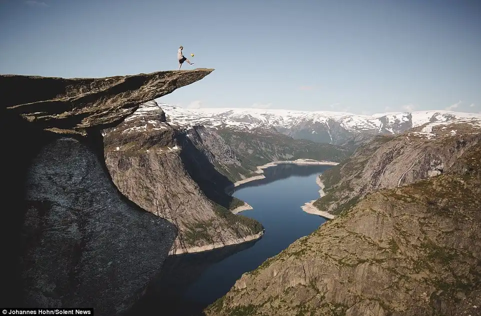 Đứng tim với màn tâng bóng trên đỉnh Trolltunga cao 1.200m 5 wanderlust_tips_Dung-tim-nhin-fan-bong-da-duc-tang-bong-tren-vach-nui