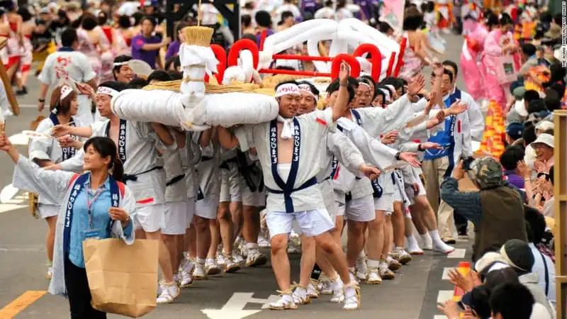 wanderlust_tips_Lien-hoan-Tohoku-Rokkon-6-le-hoi-mot-diem-den 6