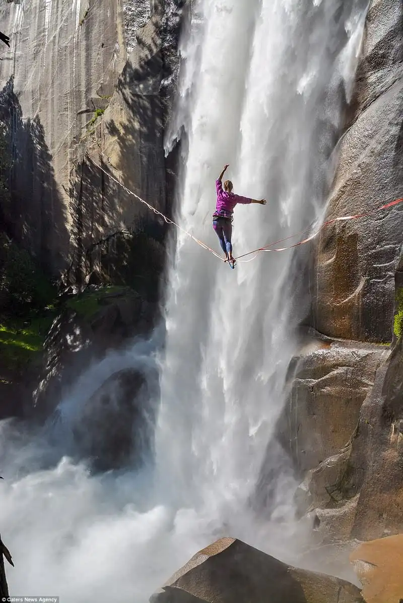 wanderlust_tips_Ngoan-muc-man-di-tren-day-truoc-thac-tai-cong-vien-Yosemite 2