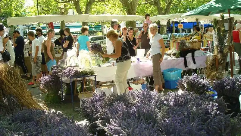 Ghé thăm thiên đường hoa oải hương Provence 10 wanderlust_tips_Provence_thien_duong_hoa_oai_huong_6